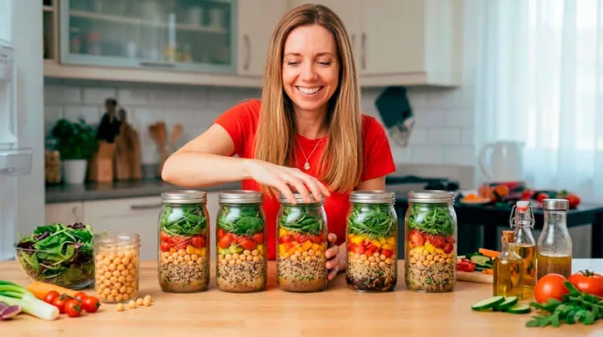 Mujer con sus frascos preparados para la semana